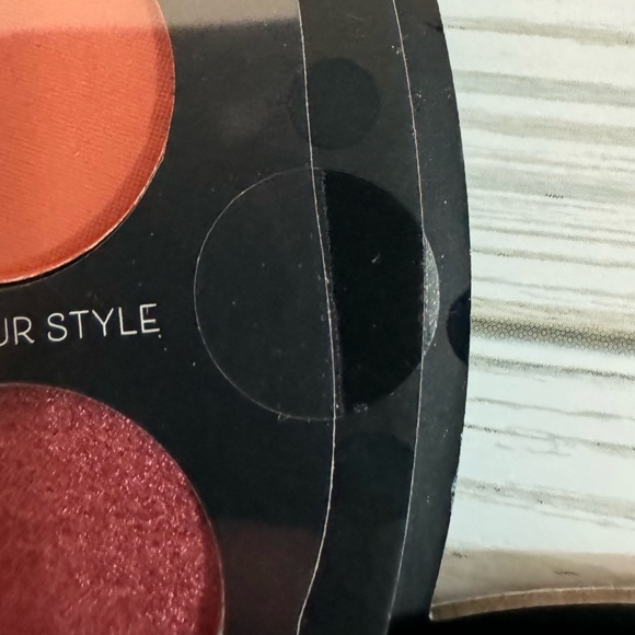 Minnie Mouse Eyeshadow Palette - Picture 6 of 10